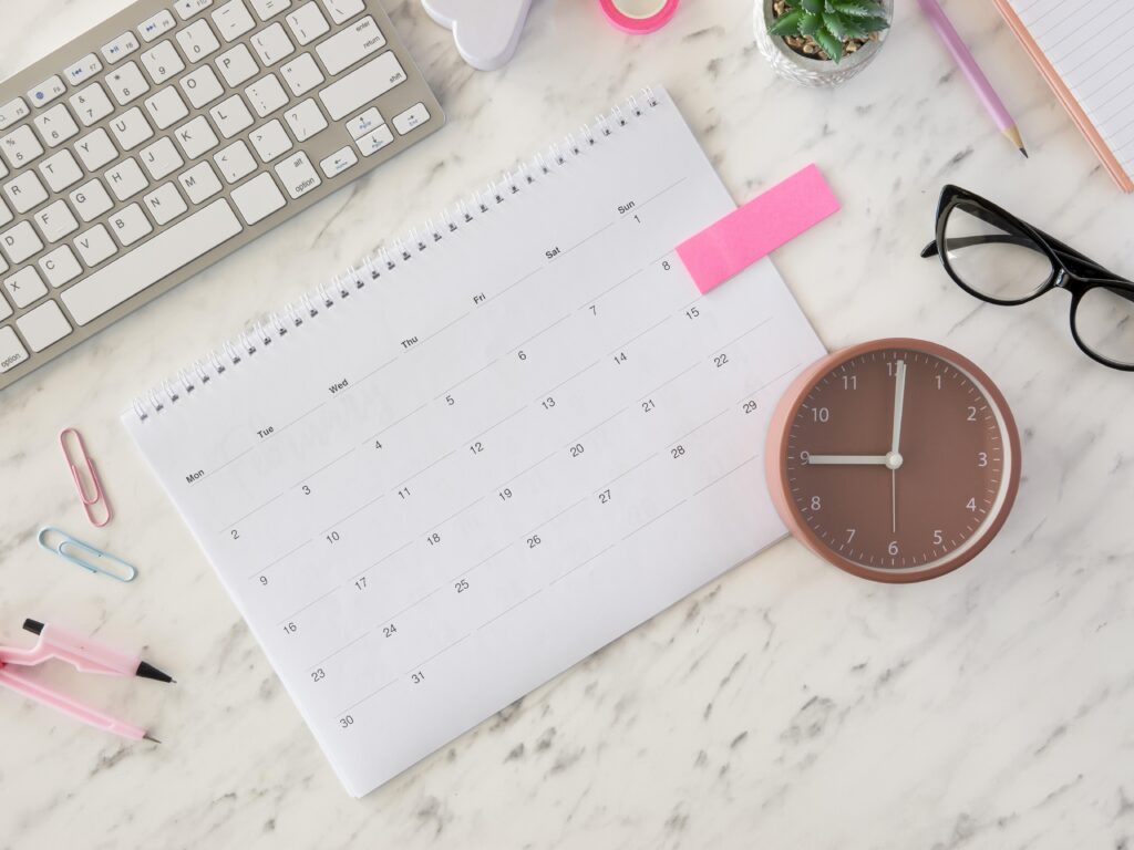 Kalendarz i zegar na biurku.